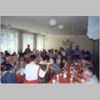 905-1184 Gemeinsames Essen der Reisegruppe in der alten Volksschule in Allenburg am Sonnabend, dem 14. Juni 2003..jpg